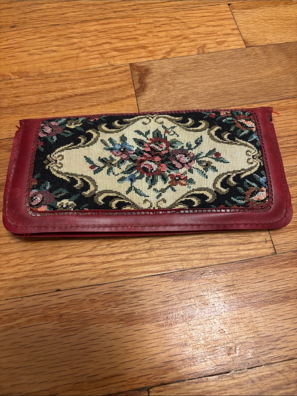 VINTAGE 1960s TRAVEL SEWING KIT FAUX NEEDLEPOINT VINYL FOLD OVER 2 SNAP CASE